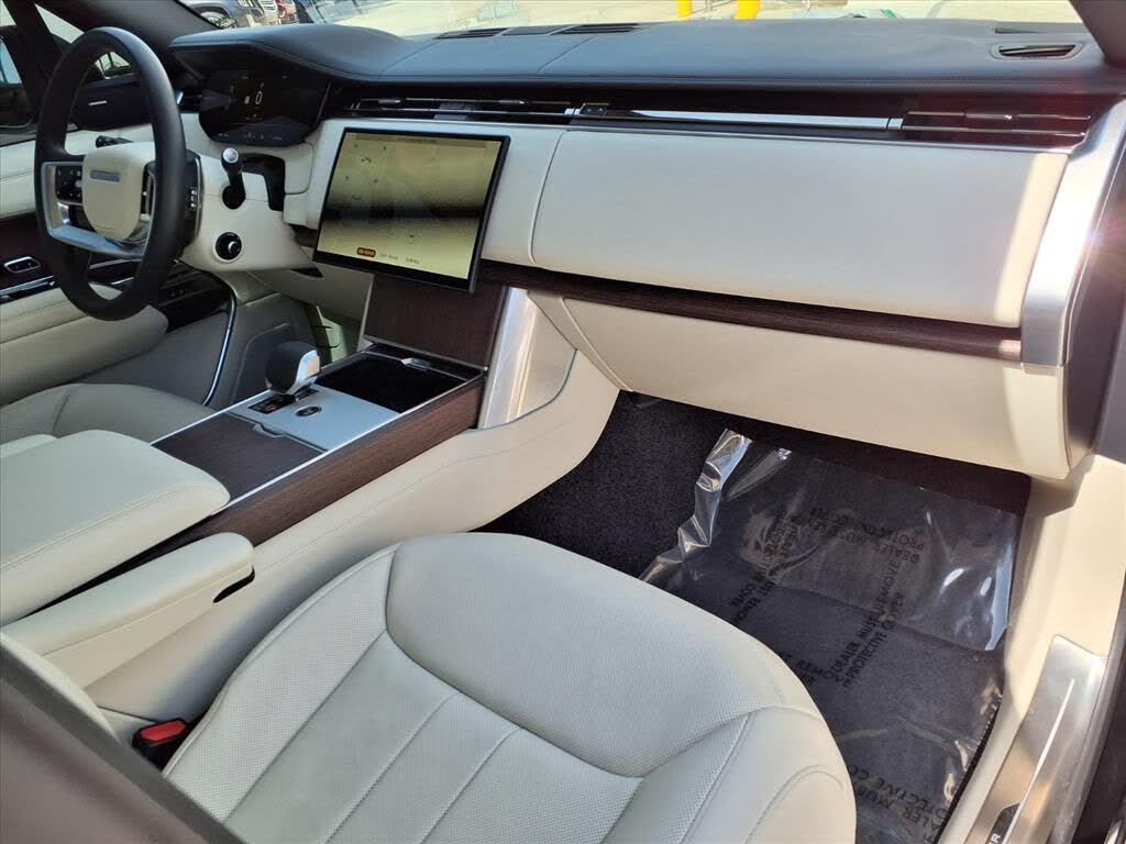 2025 Land Rover Range Rover P400 SE LWB AWD
