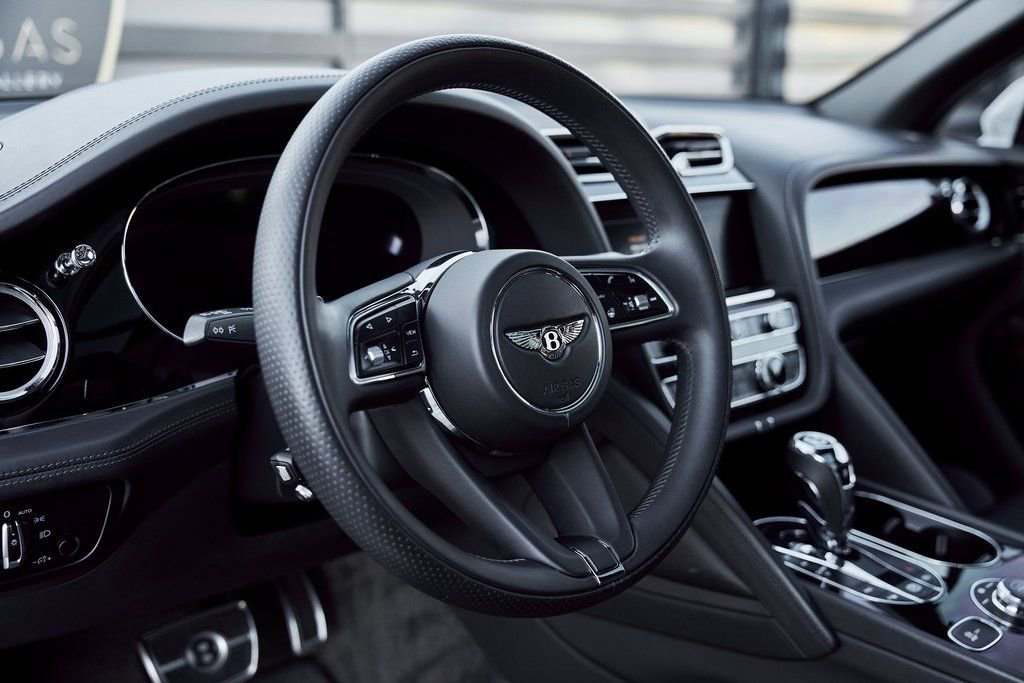 بنتلي بنتايجا V8 موديل 2022